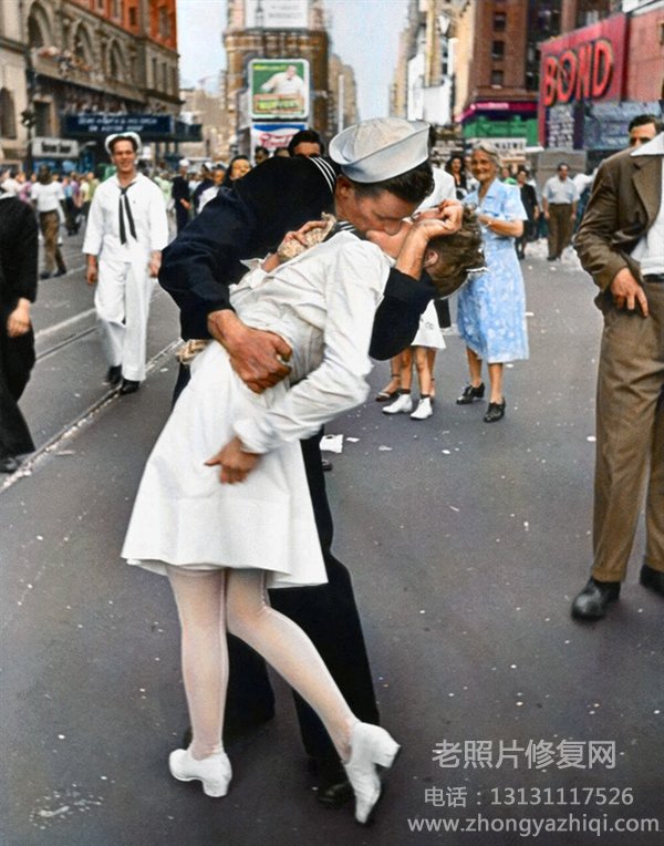 老照片背后的故事：二戰結束的溫馨一幕勝利日之吻